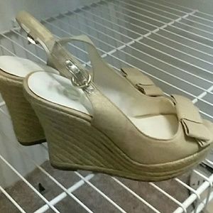 Tan wedges with a bow